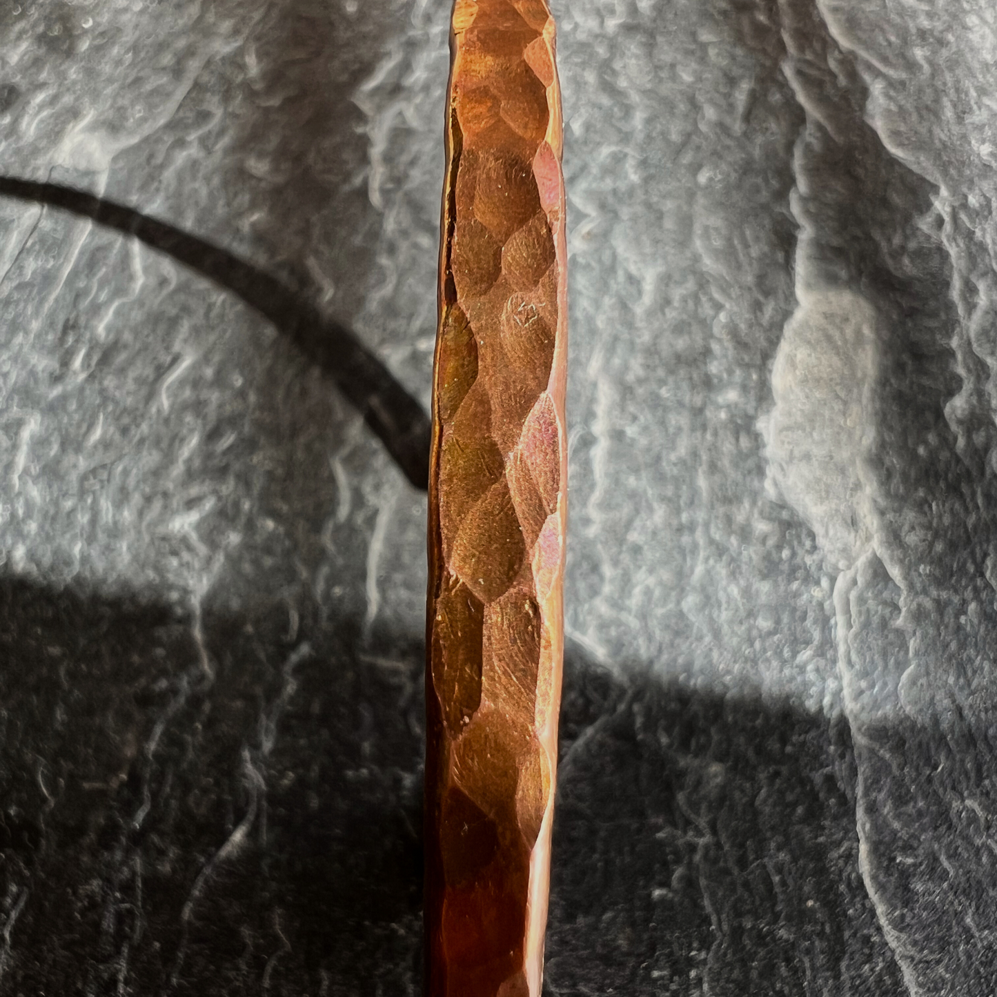 Varine apyranke tekstura ranku darbas pagaminta Lietuvoje bracelet copper