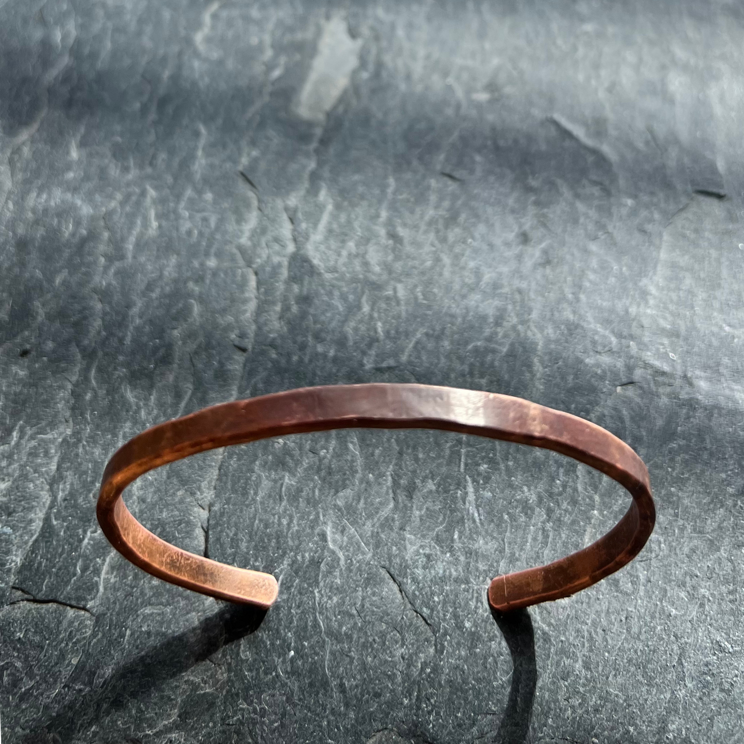 Minimalistine varine apyranke ranku darbas