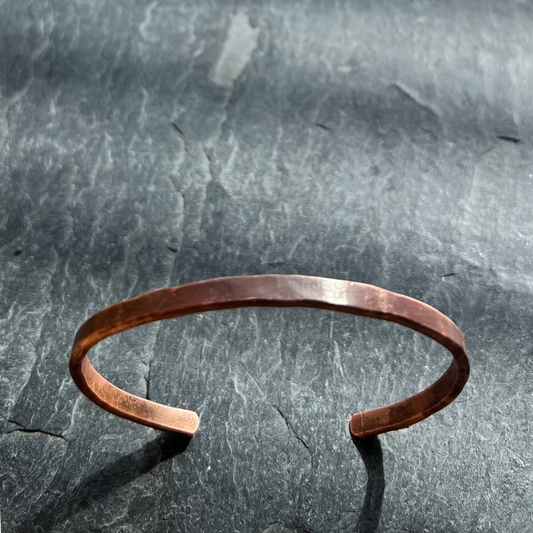 Minimalistine varine apyranke ranku darbas